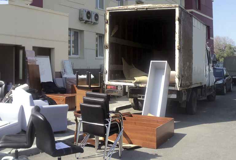 Заказ грузовой газели для доставки мебели : Чемодан с одеждой из Калининграда в Москву